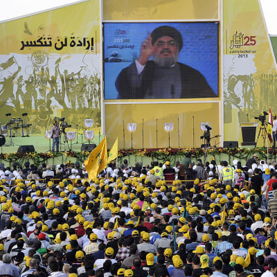 Hizbollahin kannattajat kuuntelevat järjestön pääsihteerin Sayyed Hassan Nasrallahin videolinkillä välitettyä puhetta.