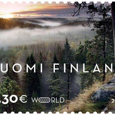 Käyntikortti Suomesta-postimerkki, jossa on sumuinen metsämaisema Nuuksiosta