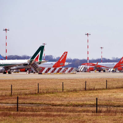 Kuvassa neljä lentokonetta Milanon lentokentällä. 