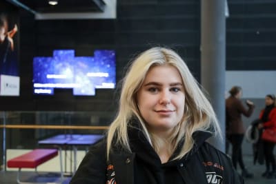 Fanny Huttunen står i Arcadas aula