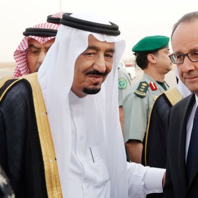 RAnskan presidentti Francois Hollande (oik.) ja Saudi-Arabian kuningas Salman bin Abdulaziz al-Saud ovat kuvassa Riyadhin lentokentällö, Saudi-Arabiassa, 4. toukokuuta.