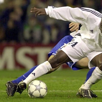 Claude Makelele suojaa palloa Real Madridin paidassa.