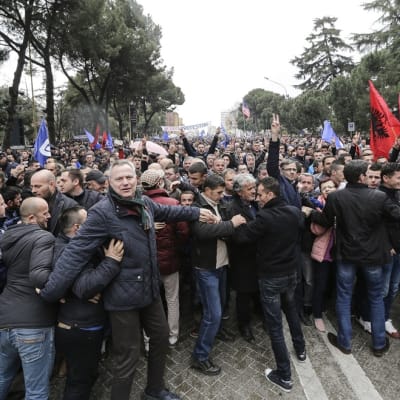 Tuhannet mielenosoittajat kantoivat hallituksen vastaisia iskulauseita Tiranassa, Albaniassa 18. helmikuuta 2017. 