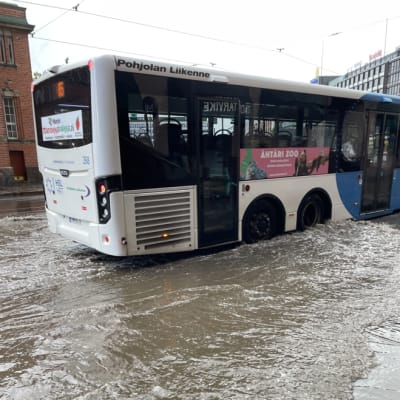Kuvassa bussi vedestä lainehtivalla kadulla
