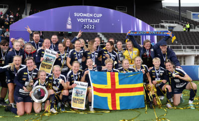 Åland United firar cup-guld på Olympiastadion.
