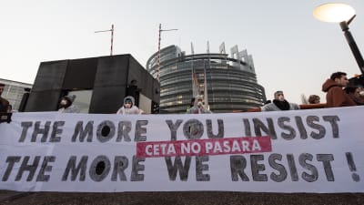 Demonstranter blockerar ingången till EU-parlamentet 15.2.2017 i protest mot Ceta-avtalet.