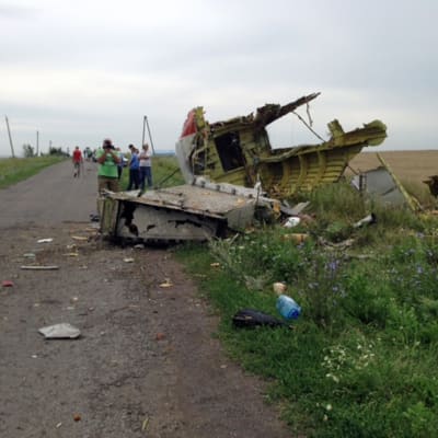Bråte från störtade malaysiska passagerarplanet i östra Ukraina.