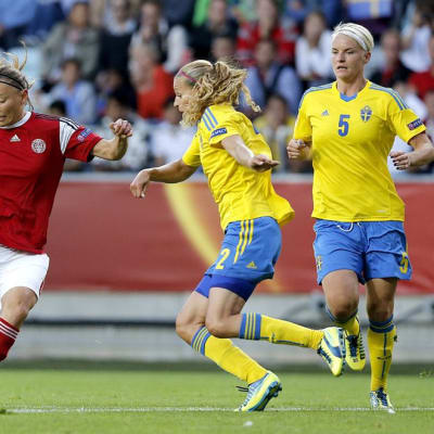 Tanskan Mariann Knudsen laukoo Ruotsin pelaajien estellessä.