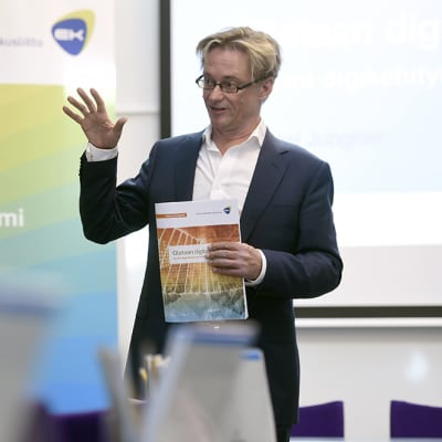 Mikael Jungner esitteli 22. huhtikuuta 2015 tiedotustilaisuudessa Elinkeinoelämän keskusliitolle  (EK) kirjoittamaansa puheenvuoron siitä, miten digitalisaatiota voitaisiin edistää Suomessa. 