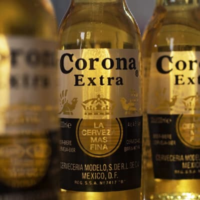 Corona-pulloja. Antonino Fernández ansaitsi miljoonaomaisuutensa Corona-yhtiön toimitusjohtajana.