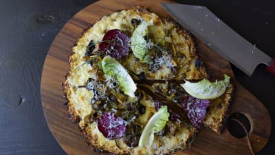 Blomkålspizza på ett skärbräde