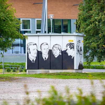 Pohjois-Savossa Suonenjoen Taideseura maalautti paikallisten olympiasankareiden ja jalkapalloilijan muotokuvat urheilukentän läheisyydessä sijaitsevaan muuntamokaappiin.