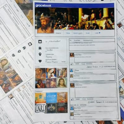 Kuvassa Kokkolan Mäntykankaan koulun uskonnon tunnilla tehtyjä paperisia Facebookia muistuttavia Gracebookeja.