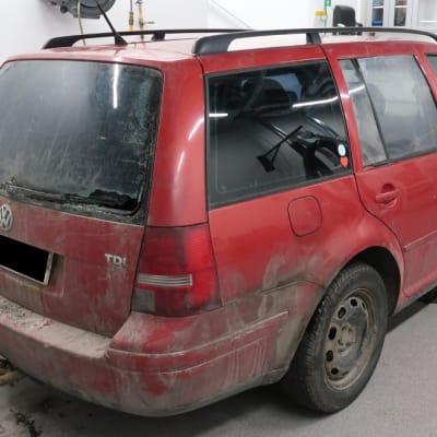 Baksidan och ena långsidan ev en röd bil som polisen hoppas att folk har sett.