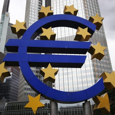 Suurikokoinen euro-logo entisen EKP:n pääkonttorin edessä Frankfurt am Mainissa, Saksassa.