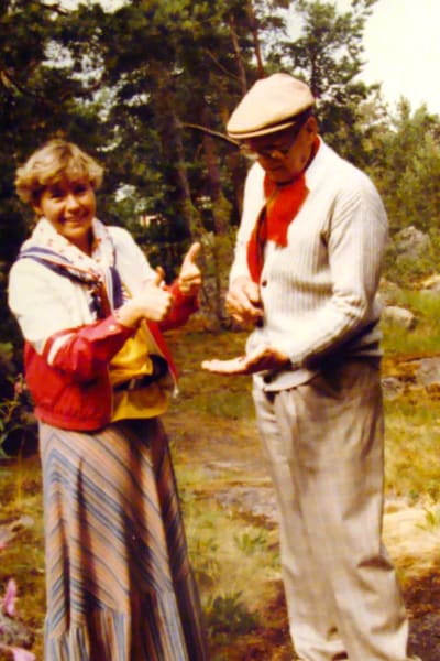Författaren Maarit Tyrkkö plockar smultron tillsammans med president Urko Kekkonen på Gullranda år 1980.