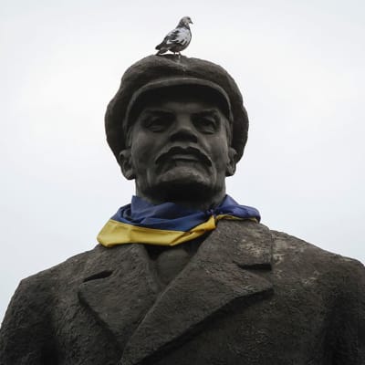 Venäjän entistä johtajaa Vladimir Leniniä esittävä patsas Ukrainan lippu kaulassaan Slavianskissa, Ukrainassa.