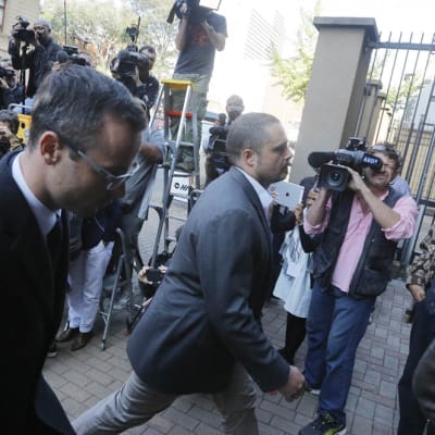 Oscar Pistorius saapuu oikeuteen.