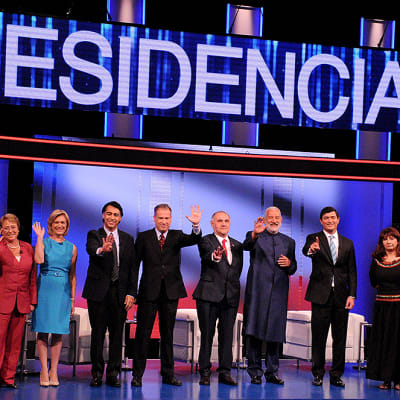 Chilen presidentinvaalien ehdokkaat poseeraavat yhteiskuvassa vähän ennen televisioväittelyä.