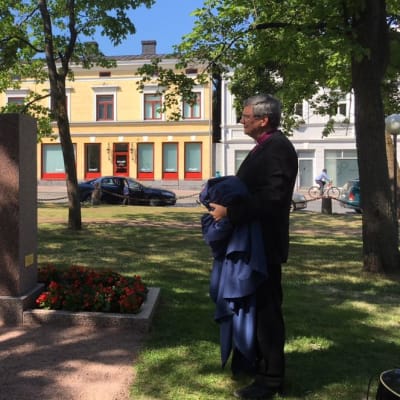 Kaarlo Kalliala paljasti vuoden 1918 sodan punaisten muistomerkin Porissa Keski-Porin kirkon puistossa 18.7.2018.