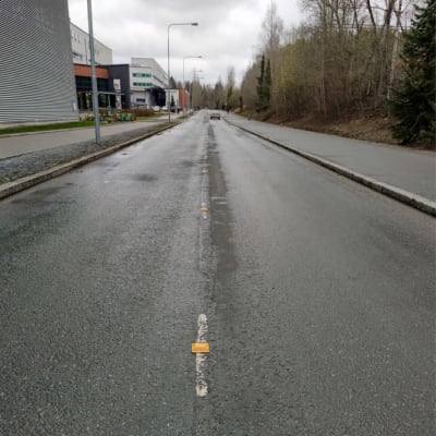 Kuvassa on Kuopion kaupungin heijastavia asfalttiopasteita.