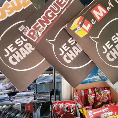 Kioskissa näkyvästi esillä Turkin kolme suurinta satiirilehteä, jotka yhteisellä kannellaan muistavat Charlie Hebdo -lehteen tehdyn hyökkäyksen uhreja.