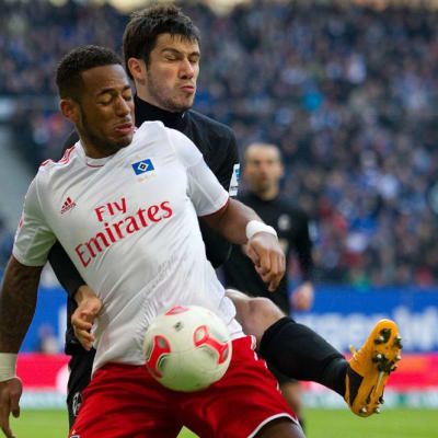 HSV:n Dennis Aogo kamppailee pallosta Freiburgin Mensur Mujdzaa vastaan.