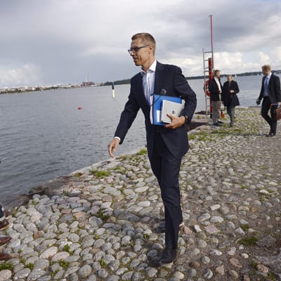 Pääministeri Alexander Stubb saapumassa Lonnan saarelle Helsingissä perjantaina 22. elokuuta.