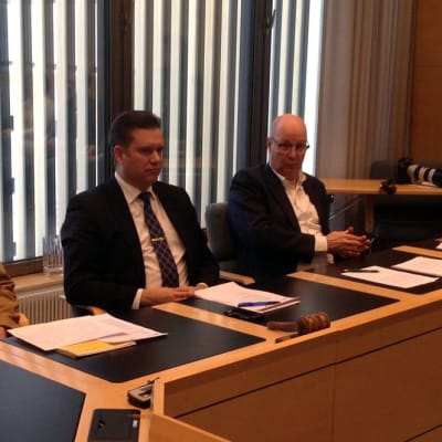 Lappeenrannan kaupunginjohtaja Kimmo Jarva (keskellä) on Ikean tuloon erittäin tyytväinen.