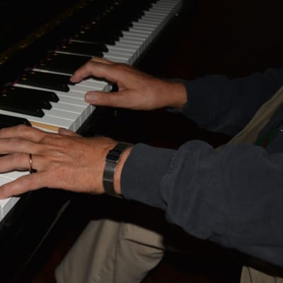 Kaj Chydeniuksen kädet pianon koskettimilla.