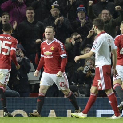 Manchester Unitedin Jesse Lingard, Wayne Rooney ja Andreas Pereira juhlivat maalia.