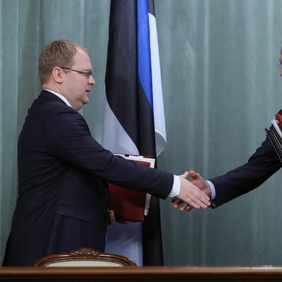 Viron ja Venäjän ulkoministerit Urmas Paet ja Sergei Lavrov kättelevät allekirjoitettuaan maiden välisen rajasopimuksen.