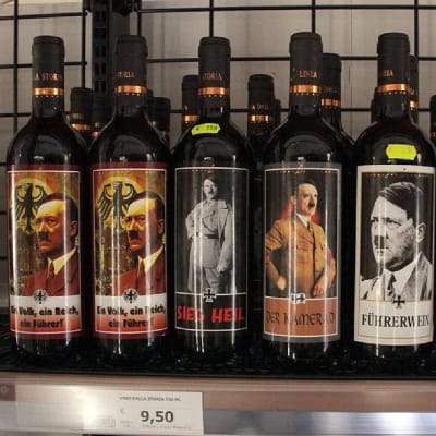 Viinipulloja, joiden etiketeissä esiintyvät Hitler ja paavi Johannes Paavali II, myynnissä supermarketissa