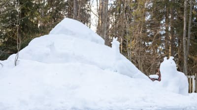 En av Aleksi Lehikoinens snöskulpturer.