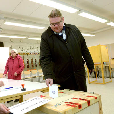 Sannfinländarnas ordförande Timo Soini röstade i riksdagsvalet den 19 april 2015.