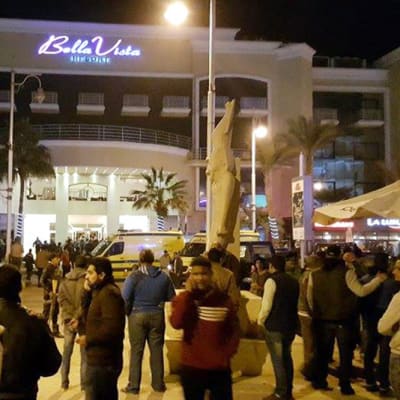 Ihmisiä ja poliiseja Bella Vista hotellin edustalla Hurghadassa perjantaina.