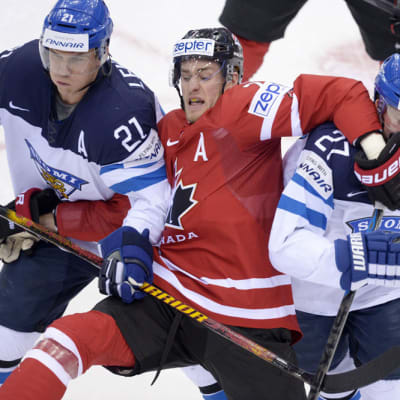 Kanadan Kyle Turris Suomen Jori Lehterän ja Petri Kontiolan puristuksessa.