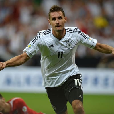 Miroslav Klose tuulettaa avausmaalia Itävaltaa vastaan.