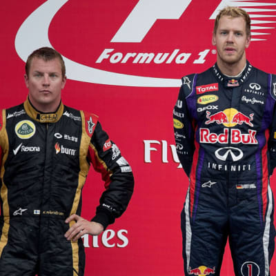Lotuksen Kimi Räikkönen ja Red Bullin Sebastian Vettel palkintokorokkeella Etelä-Korean kisan jälkeen.