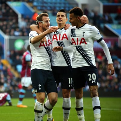Tottenhamin Harry Kane, Eric Lamela ja Dele Alli juhlivat maalia.