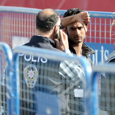 Turkin poliisi saattoi miehen Lesboksen saarelta tulleesta laivasta Dikilin satamassa Turkissa maanantaina.