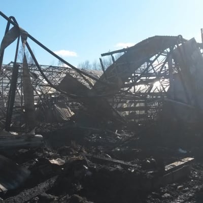 Konginkankaalla tuhoutui tulipalossa 14.4.2016 puutaharhan pakkaushalli.