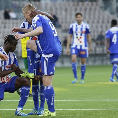 HJK:n Taye Taiwo ja Mikael Forssell juhlivat maalia.