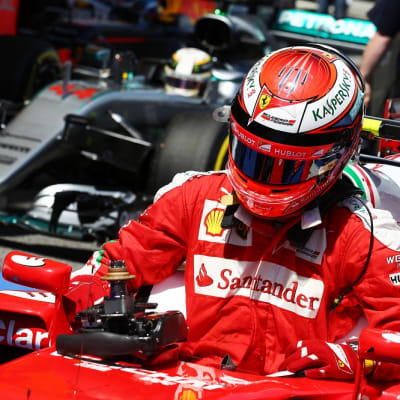 Kimi Räikkönen nousemassa Ferrarista.