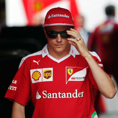 Kimi Räikkönen varikolla.