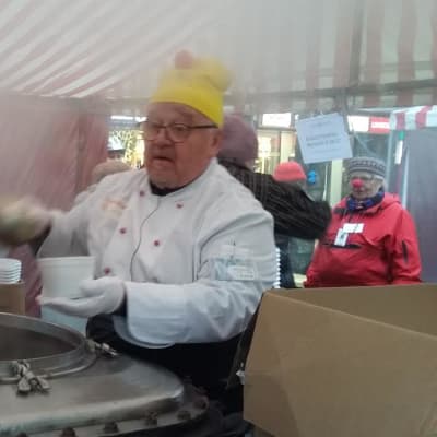 Teuvo Tuppurainen, viimeistä kertaa soppatykin kauhan varressa.