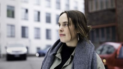 Matilda Södergran utanför fotostudion.