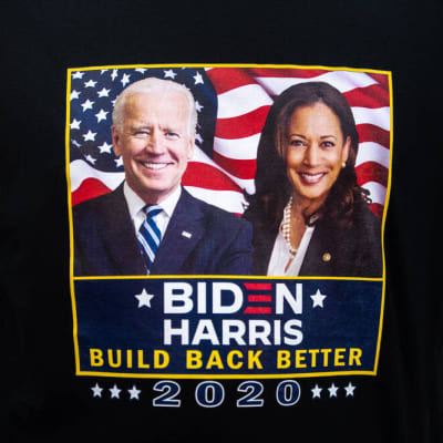 Joe Biden och Kamala Harris ansikten tryckta på en Black Lives Matter t-skjorta