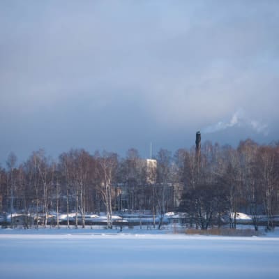 Forcits fabrik i Hangö sedd på avstånd, vinterlandskap.