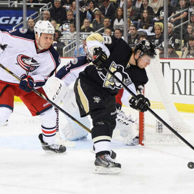 Columbuksen Nikita Nikitin ja Pittsburghin Jussi Jokinen taistelevat kiekosta.